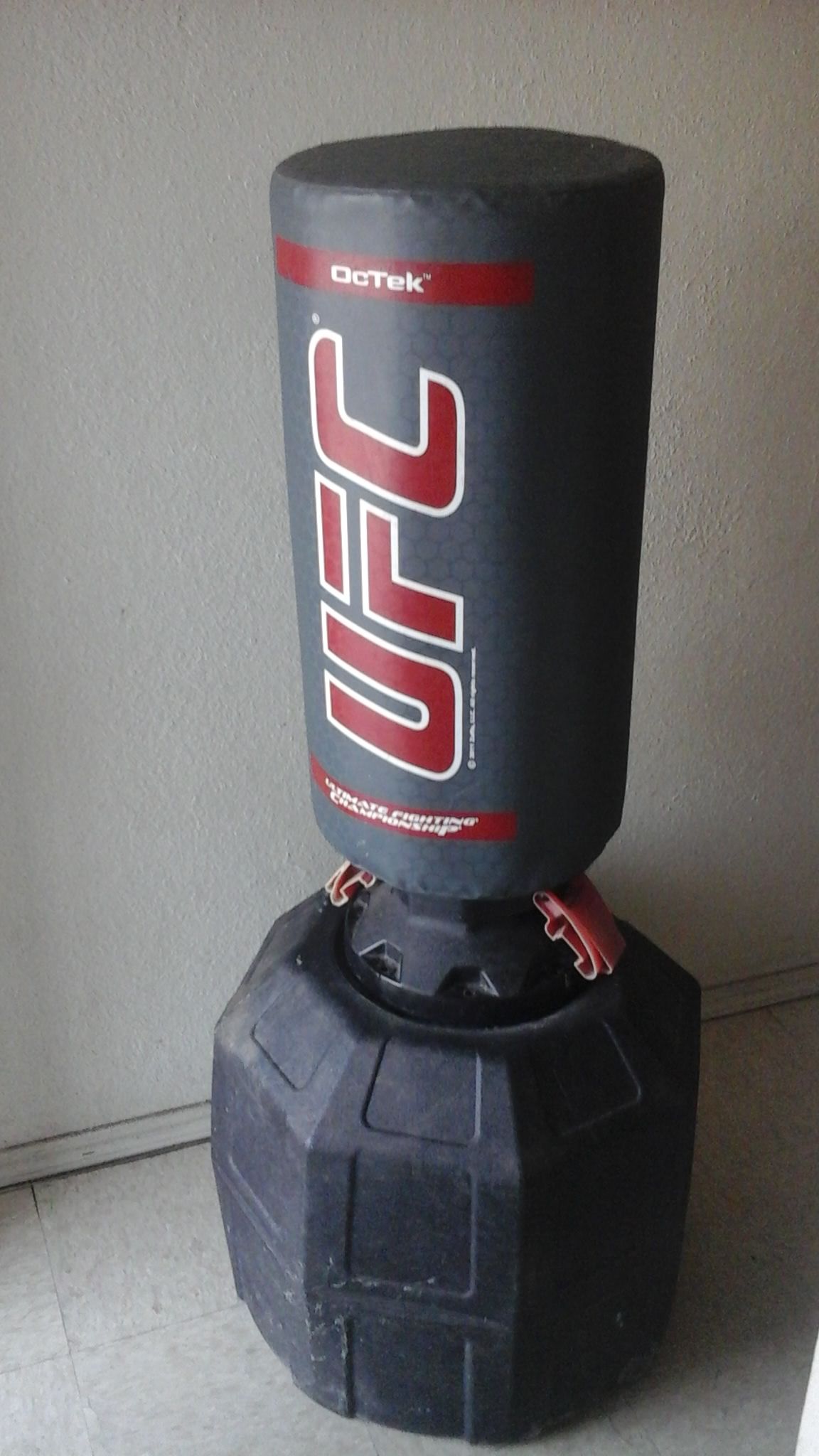 UFC STANDING PUNCHING BAG
