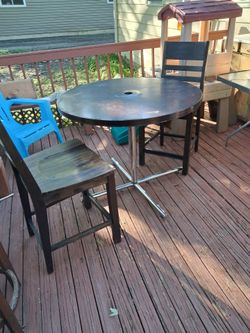 Dinning table with chairs great shape