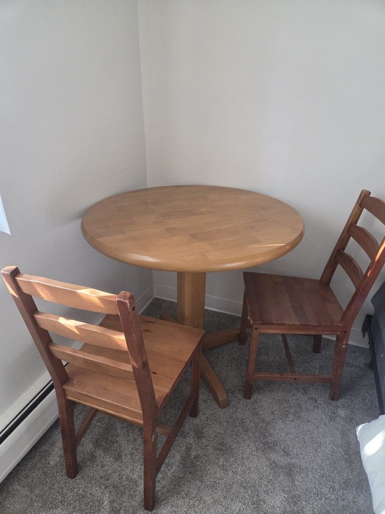 Round Table & Chairs