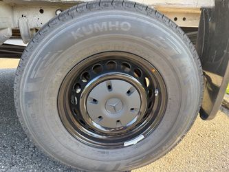 Set of 5 Kumho Crugen HT51 LT245/75R16 Sprinter Tires – Nearly New