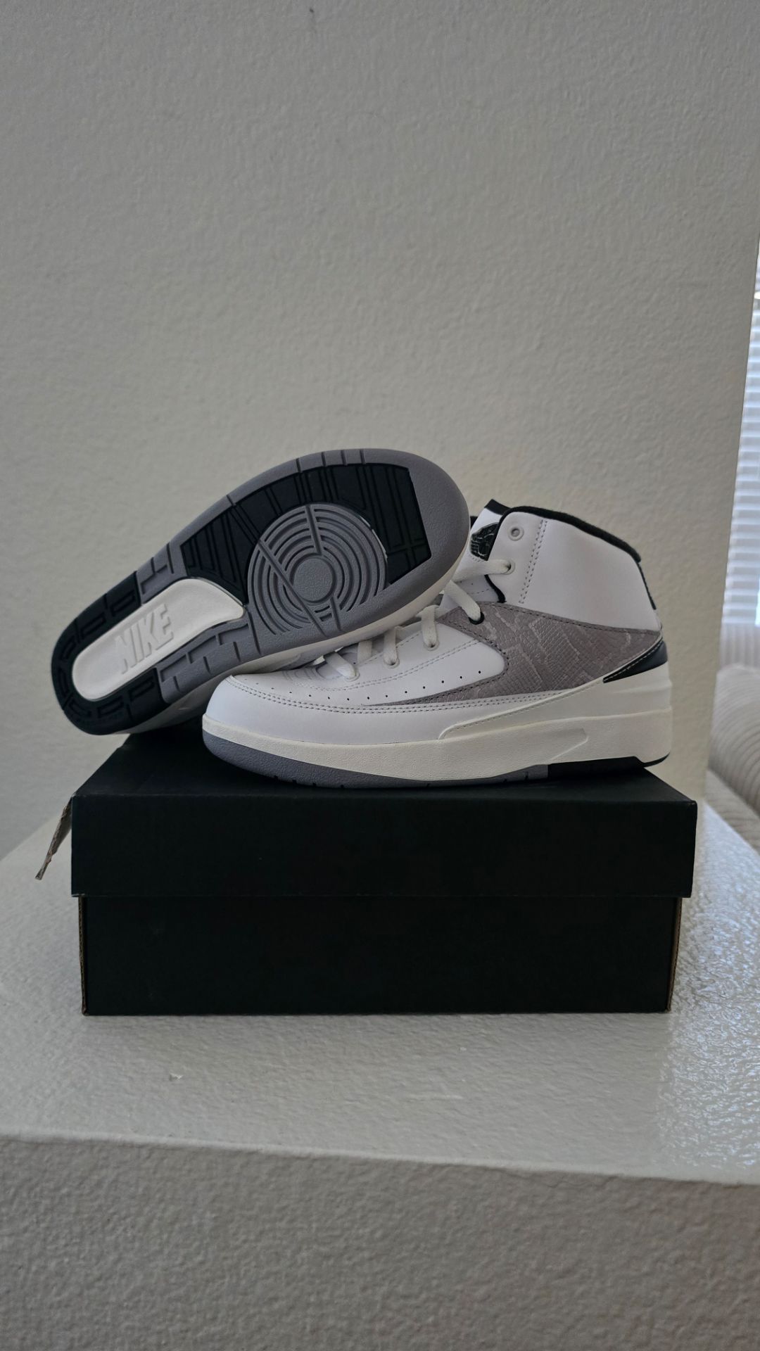 Nike Air Jordan 2 Retro PYTHON Mid Black White Red size 2.5 Youth