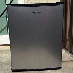 Whirlpool Mani Refrigerator 