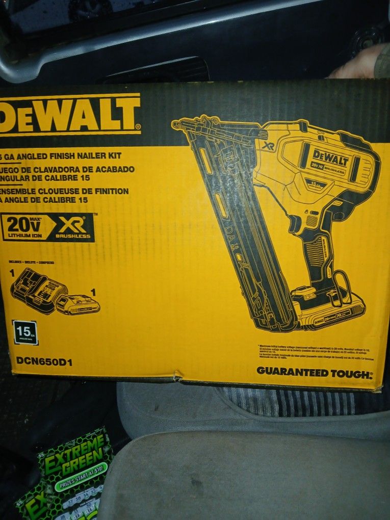 DeWalt 15 Gauge Angled Finish Nailer Kit