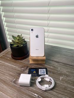 iPhone XR 64 GB White Unlocked Excellent Condition