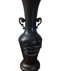 Flower vase vintage

18" aluminum. Dark green color. Great shape. Normal wear. Farmhouse style