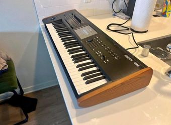Korg Kronos 2 61-Key Professional Music Workstation – Excellent Condition