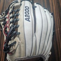 A2000 Lefty Baseball Glove