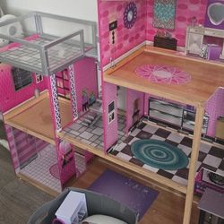 Barbie House With Barbies, Cars And Assesories 
