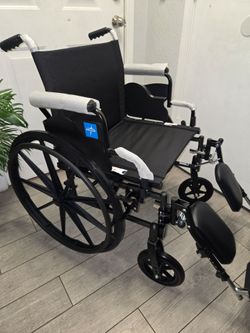 Medline 4K Lightweight Wheelchair With Swing-Back and removable, Desk-Length Arms, Elevating Leg rests, silla de ruedas