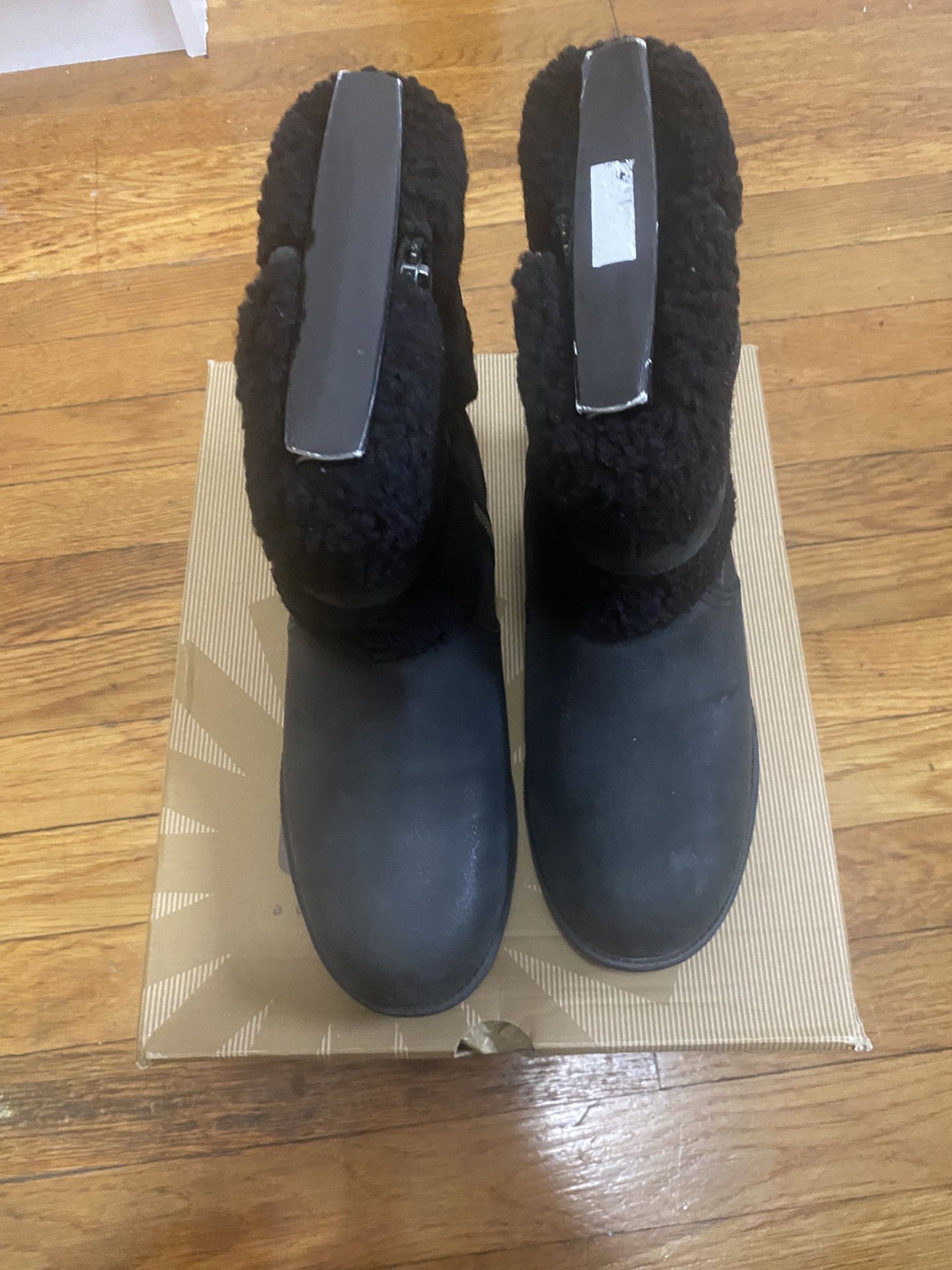Ugg brand new size 8W