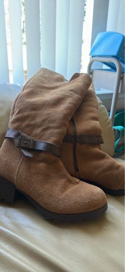 Women’s boots size 9