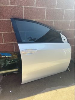 RIGHT PASSENGER SIDE FRONT DOOR 2014-2019 TOYOTA COROLLA (WHITE COLOR) WITH HINGES.