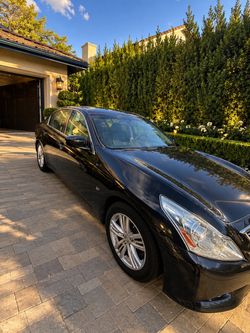 luxury sedan Q40