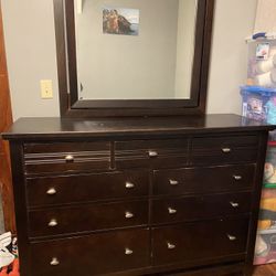 Bedroom Set (dressers & Nightstand)