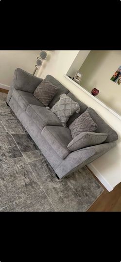 Sofa En Buen Estado Nuevo Con Los Cojines Y Tapate