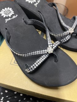 WOMEN YELLOW BOX SHOES SIZE 7,5  new.  