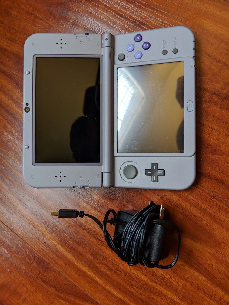 tusind Registrering sikkert Nintendo NEW 3DS XL SNES Edition + Charger cable for Sale in Mountain View,  CA - OfferUp