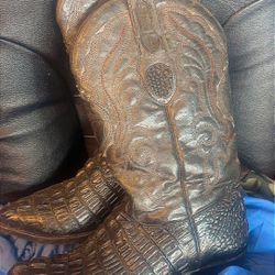 Men’s black boots size 9