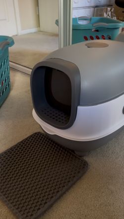 Fully Enclosed Litter Box With Litter Mat