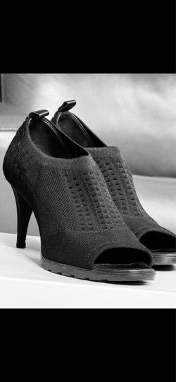 Calvin Klein Comfortable Heals