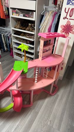 FREE- Barbie house  WITHOUT accesories -