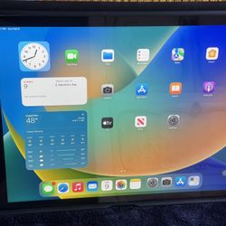 Apple iPad Pro 12.9in 2nd Gen  Model A1670 128- GB, WIFI Only, Space Grey, Bundle