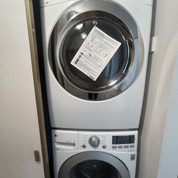 LG FULL SIZE WASHER/DRYER