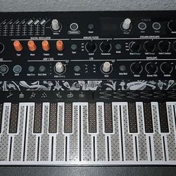 Arturia MicroFreak Paraphonic Hybrid Hardware Keyboard Synthesizer 