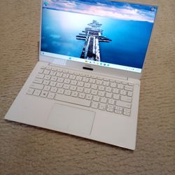 Laptop DELL XPS 13" TOUCHSCREEN INTEL i7  8gb Ram  256ssd Windows 11 LIKE NEW And Charger  INCLUDED