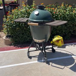large  Big Green Egg w/ pizza stone and accessorize 
