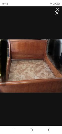 Great conditon wood sleigh bed