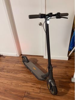 Segway Ninebot MAX G30P Electric Scooter – Excellent Condition + Charger