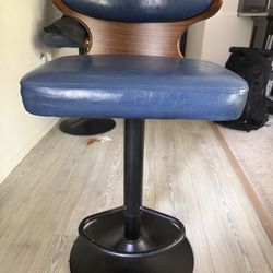 2 Barstools chairs