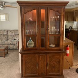 China Cabinet / Hutch