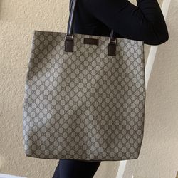 Authentic Gucci large tote travel bag . Barely used and lining is in perfect condition. 17" by 6" by 18" great bag for travel 