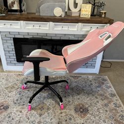 Pink and white gaming office chair with pink rollerblade wheels