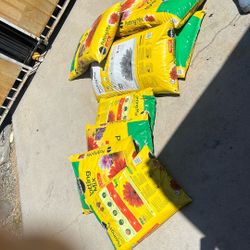 Miracle grow potting mix 4 large bags / 4 small bags