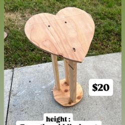 Small Heart Wood Stand 