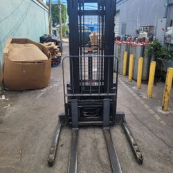 Crown Walkable Forklift