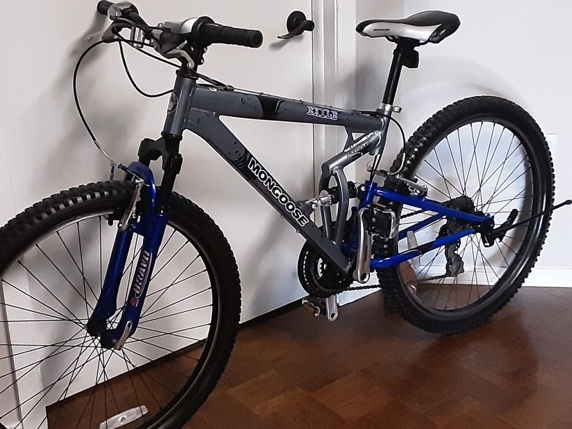 🚴♂️🚴♀️Mint .... Mountain Bike 21 Speed Adult 26" Tire M Frame🚴♂️🚴♀️