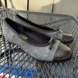 Munro women's flats in charcoal grey & black size 6.