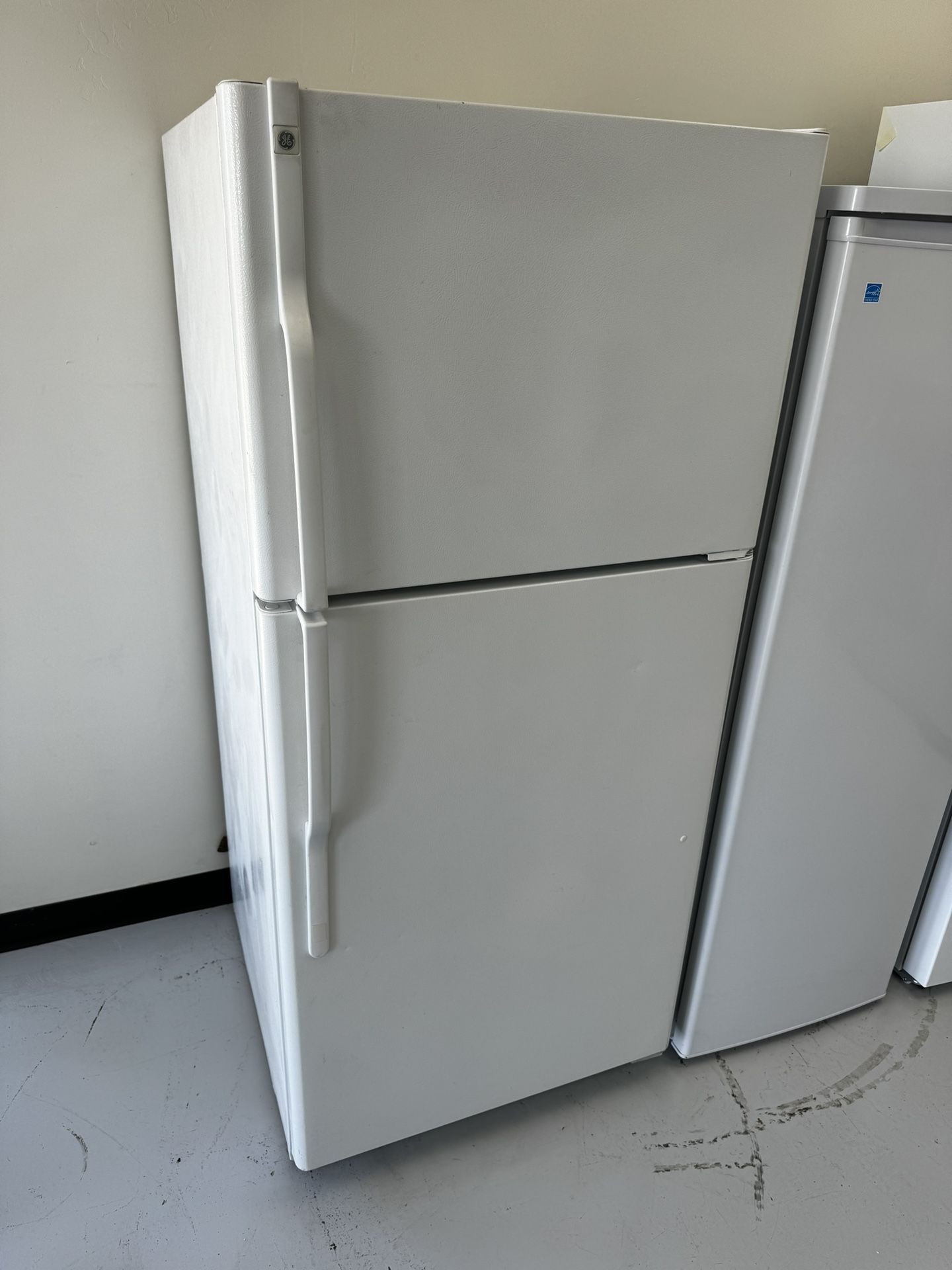 USED! White GE Top Freezer Apartment Size Fridge