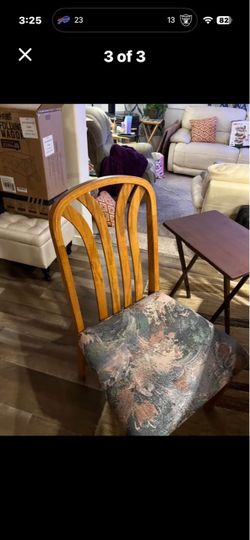 Oak table and 6 cushioned oak chairs.