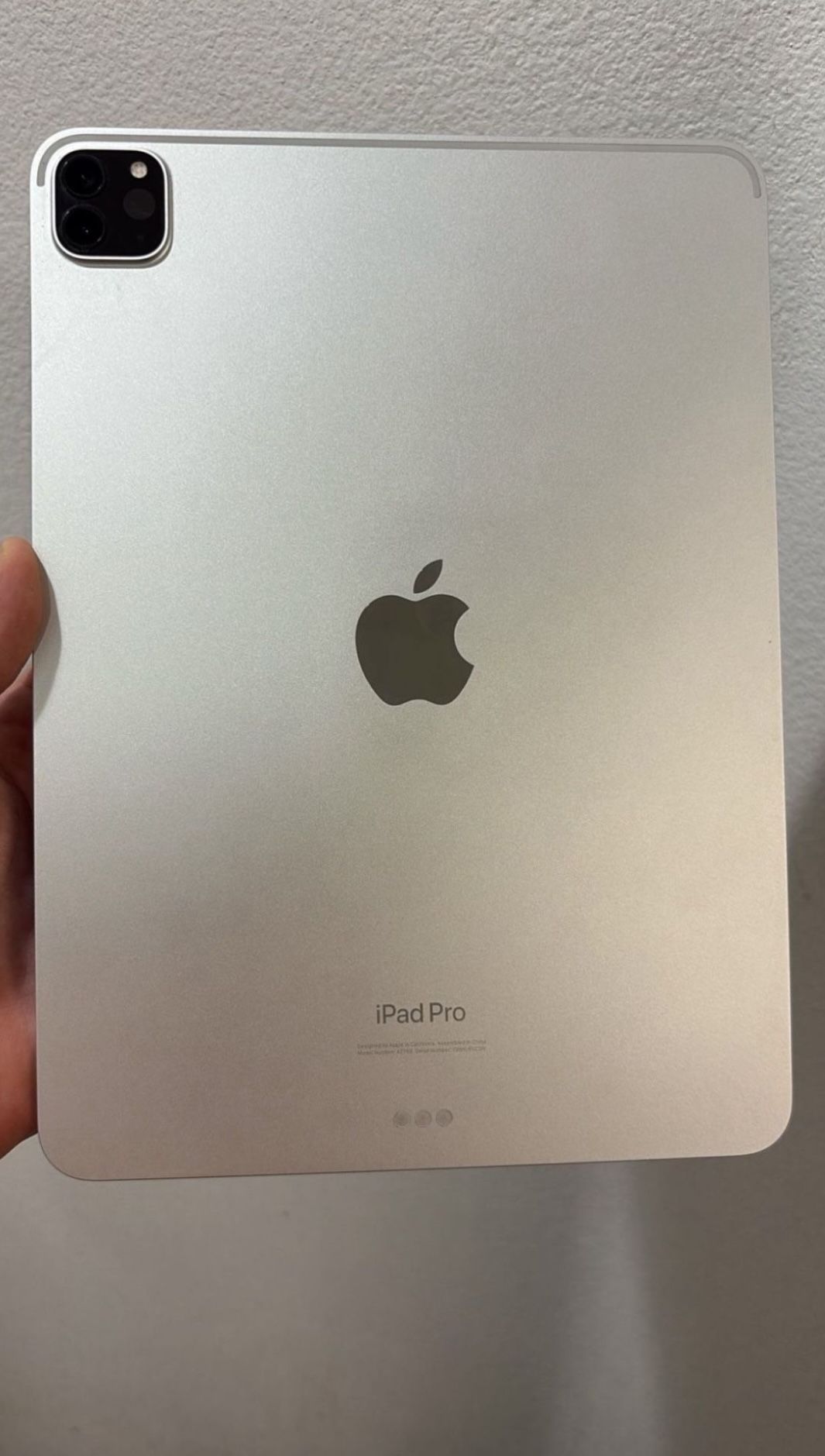 Apple iPad Pro 11 Inch 4th Gen WiFi Only 256gb With Apple White Keyboard 10/10 Condition