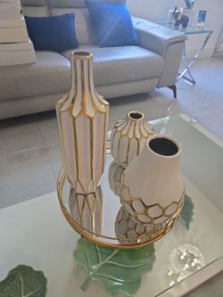 3 bucaros con bandejas