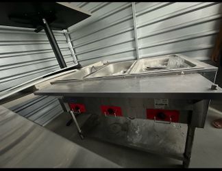 Restaurant prep table
