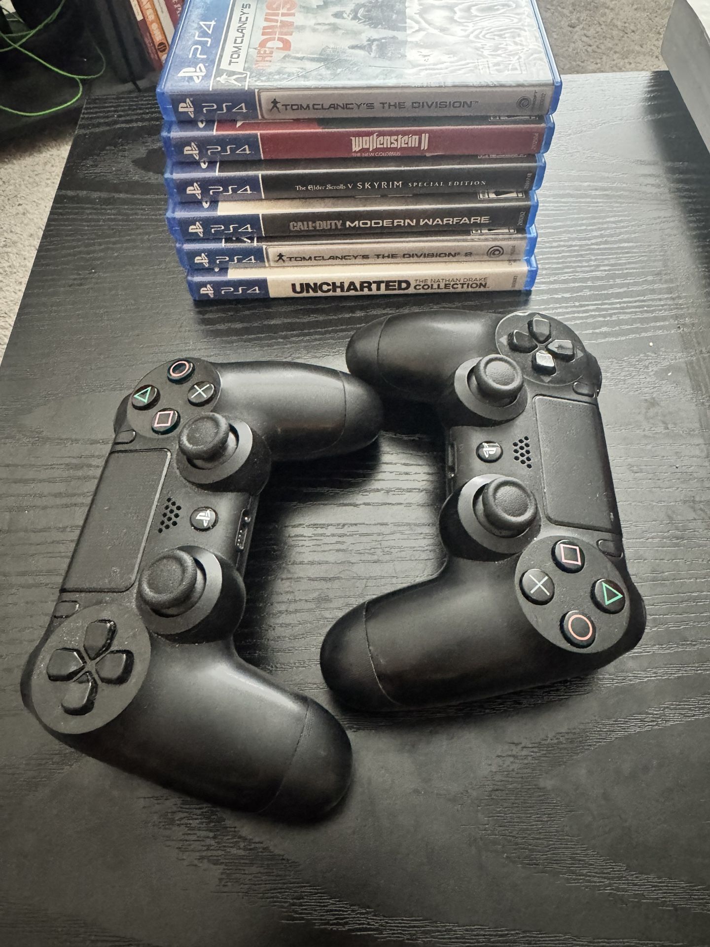2 PS4 Wireless Controllers And 6 Games (Skyrim, COD, The division 1 + 2, Uncharted, Wolfenstein 2)