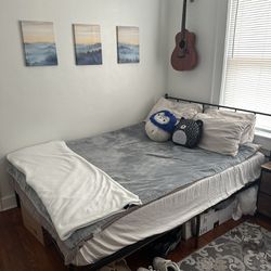 Bed, Bedframe, Pillows