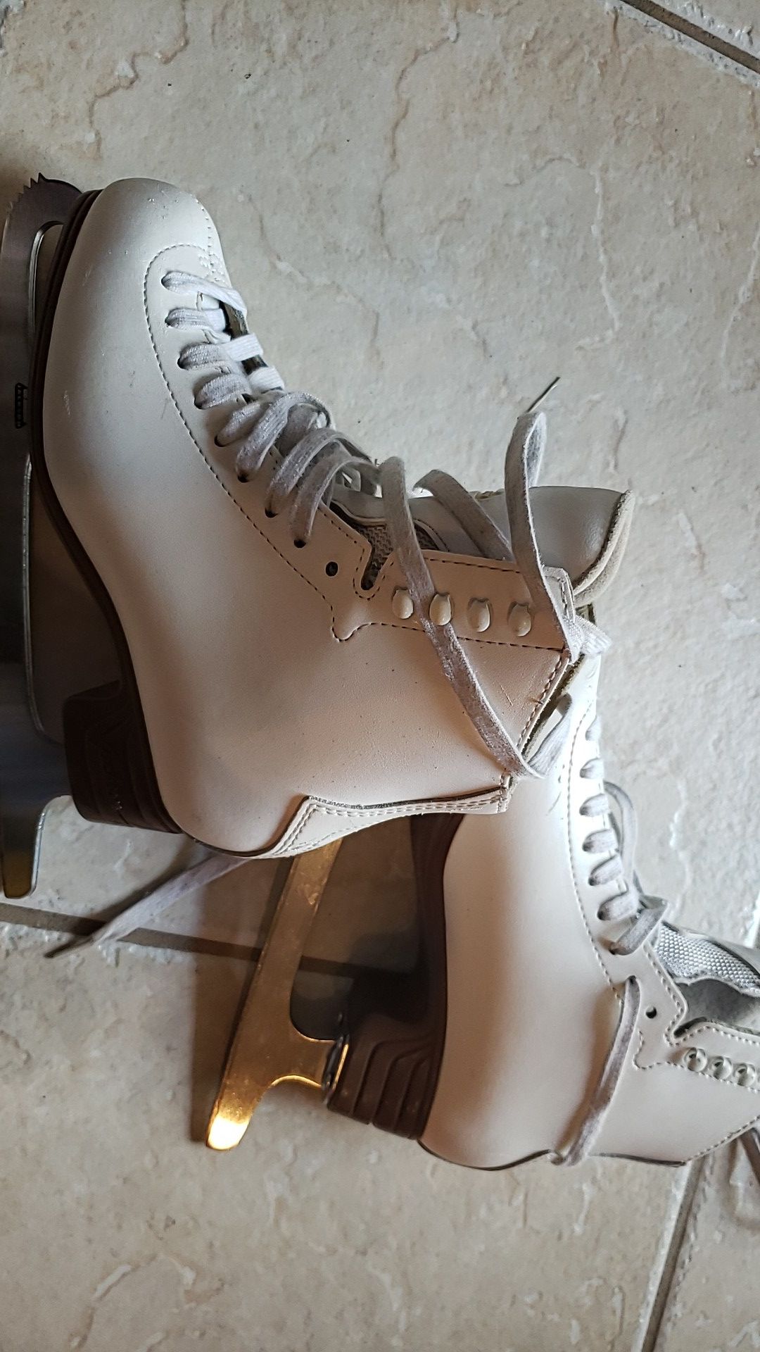 Girls size 4 1/2 ice skates- Jackson- Artiste