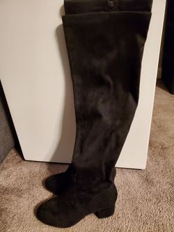 Long boots nice used once or twice in really good condtion size 5 in half.